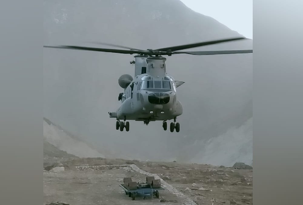 Uttarakhand: Chinook Helicopter Delivering Heavy Machines in kedarnath by Two Shuttle