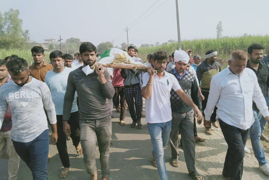Crowd crowds at soldier Ankit's funeral