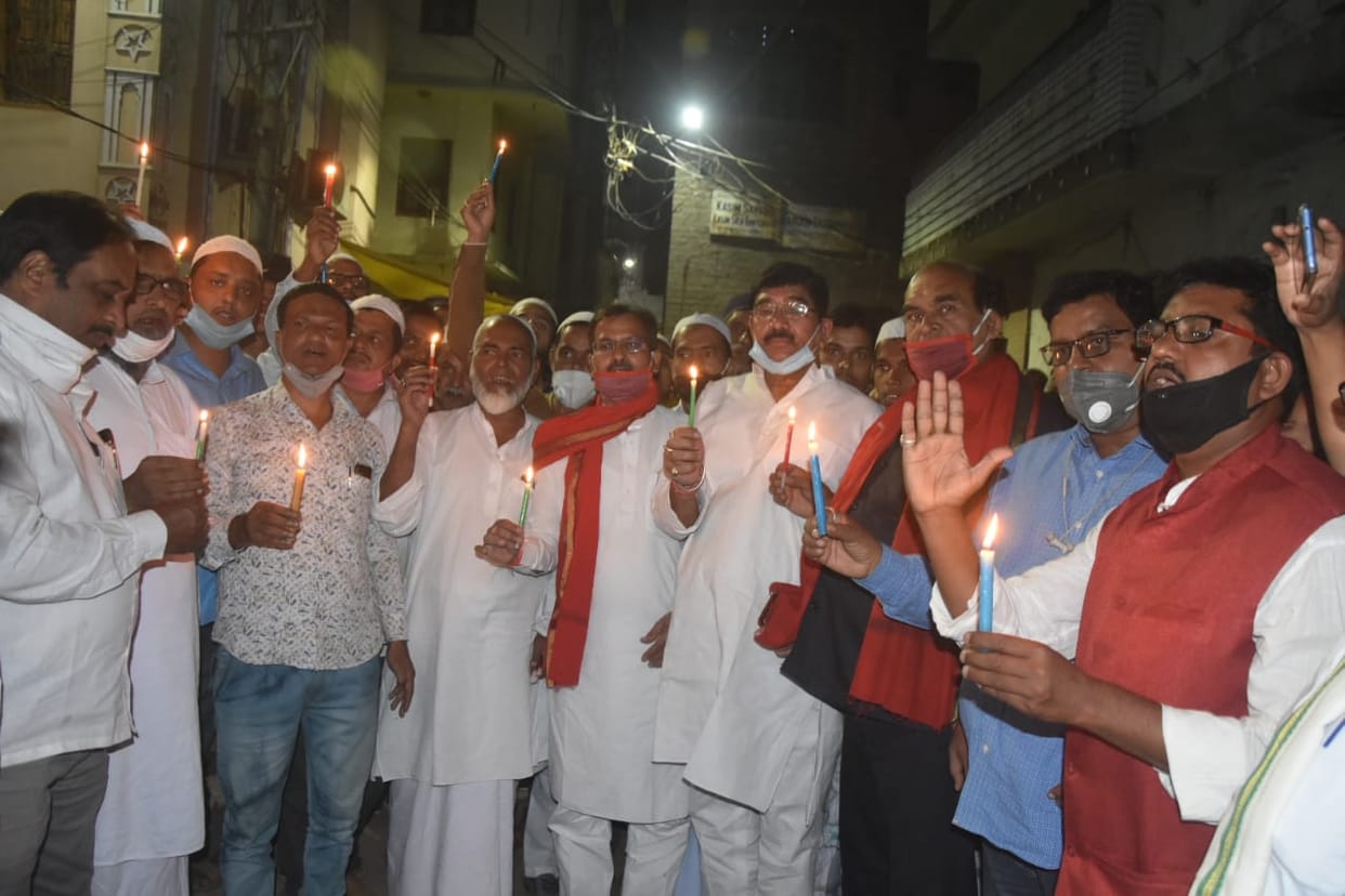 Weavers carry out candle march for electricity at flat rate