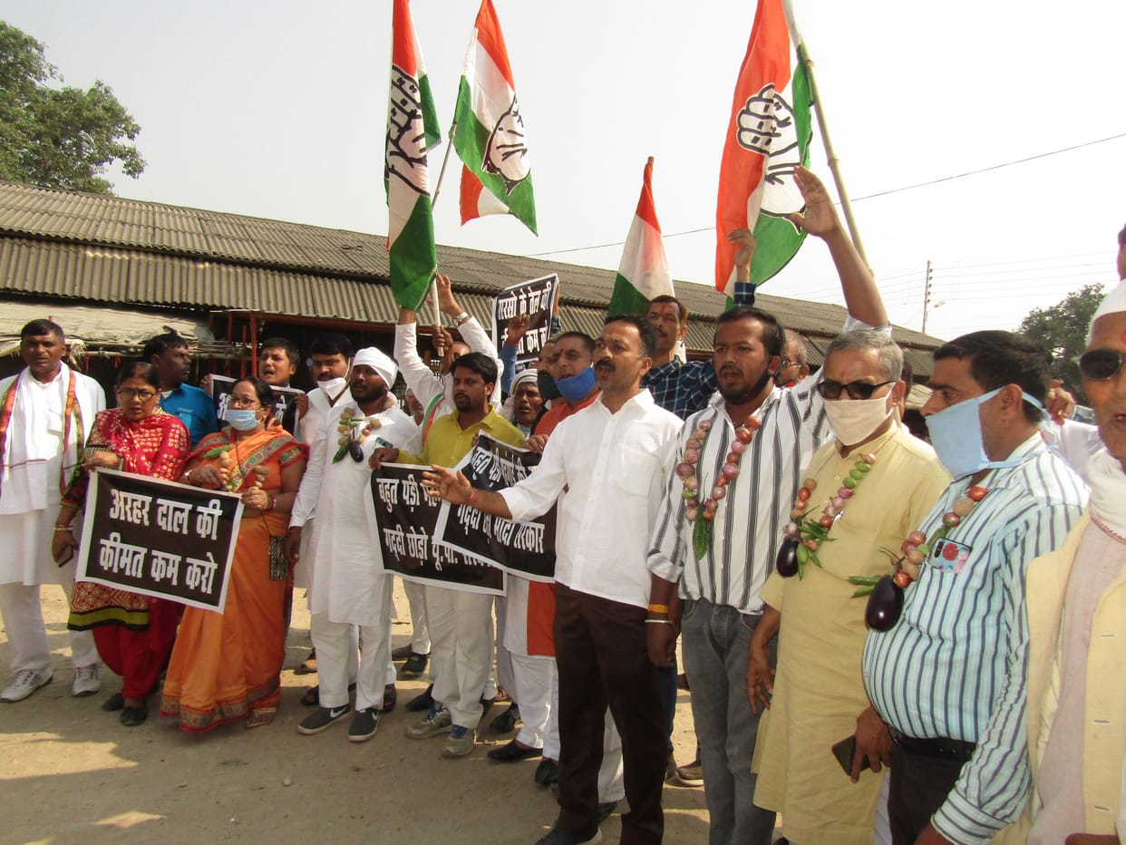 Congress protests against increase in prices of potato and onion