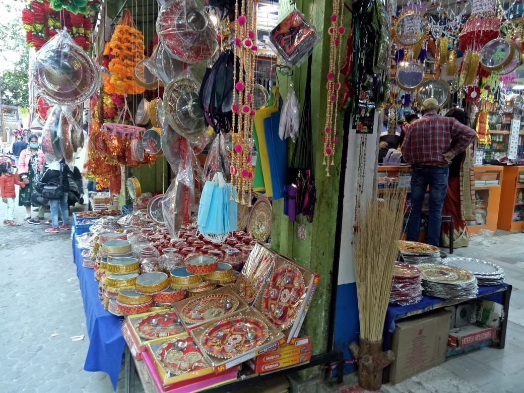 women started shopping for karwa chauth