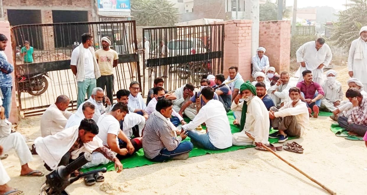 Farmers sit on dharna after the paddy is not purchased