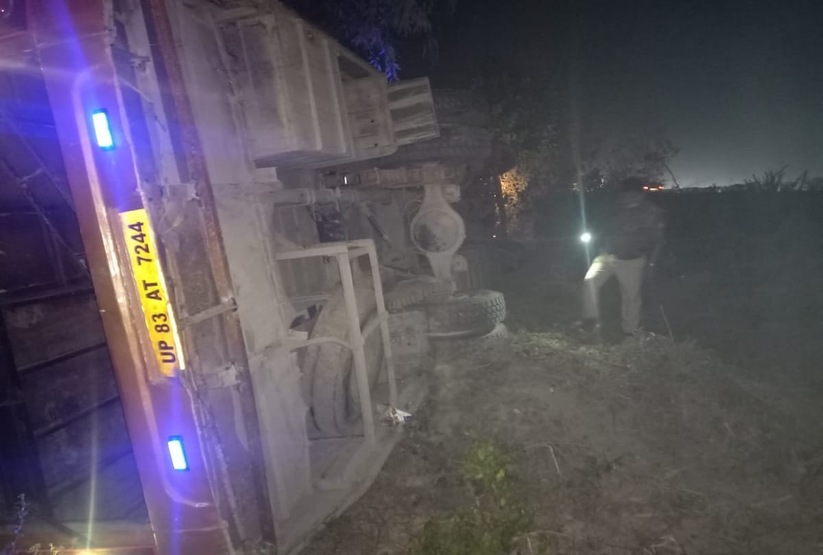 Volvo bus carrying workers from Punjab to balrampur meets accident in Moradabad