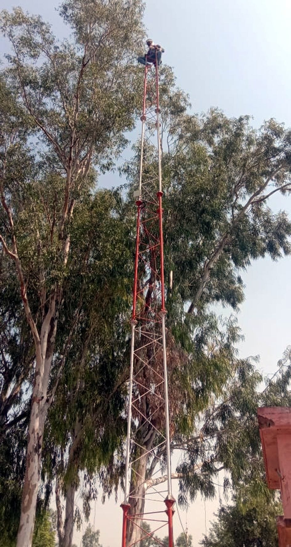 naalee banavaane ko chaar ghante tak taavar par raha yuvak