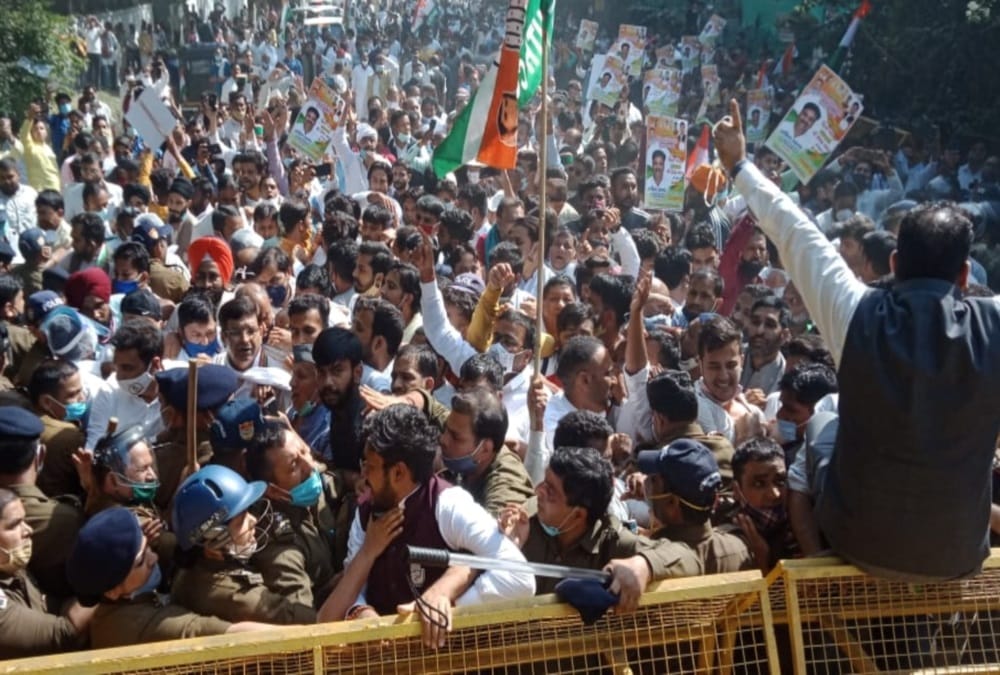Uttarakhand Latest News: Congress Workers Protest against cm trivendra singh rawat, Social Distancing Broke, Photos
