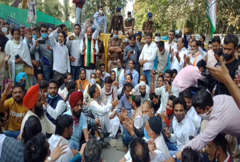 Uttarakhand Latest News: Congress Workers Protest against cm trivendra singh rawat, Social Distancing Broke, Photos