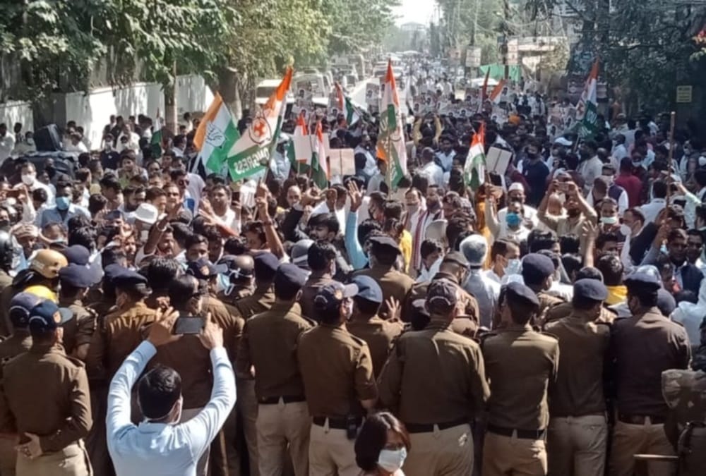 Uttarakhand Latest News: Congress Workers Protest against cm trivendra singh rawat, Social Distancing Broke, Photos