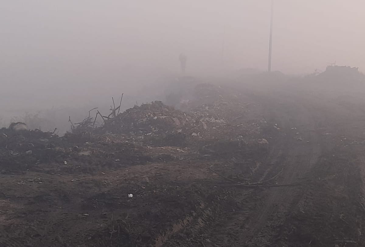 Noida sector 54 fire in garbage five fire brigade control it people suspect sanitation workers for fire people in trouble