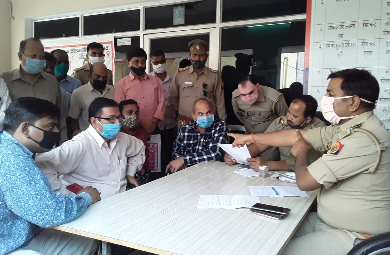 Agents uproar at the finance company's gate in Farrukhabad