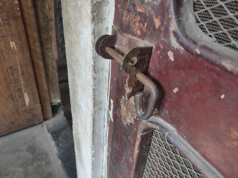 theft at store in Pantnagar