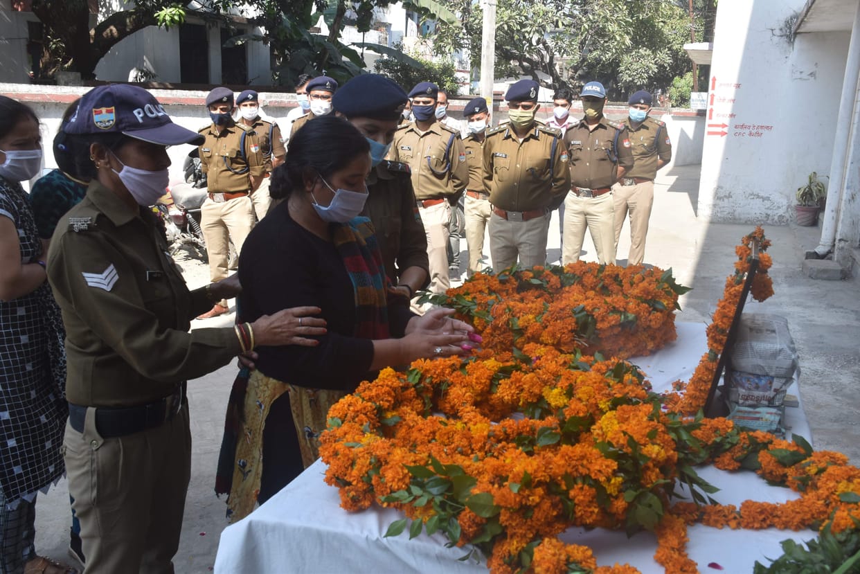 Daughters offered fire to the funeral pyre, SSP paid tribute to subordinates