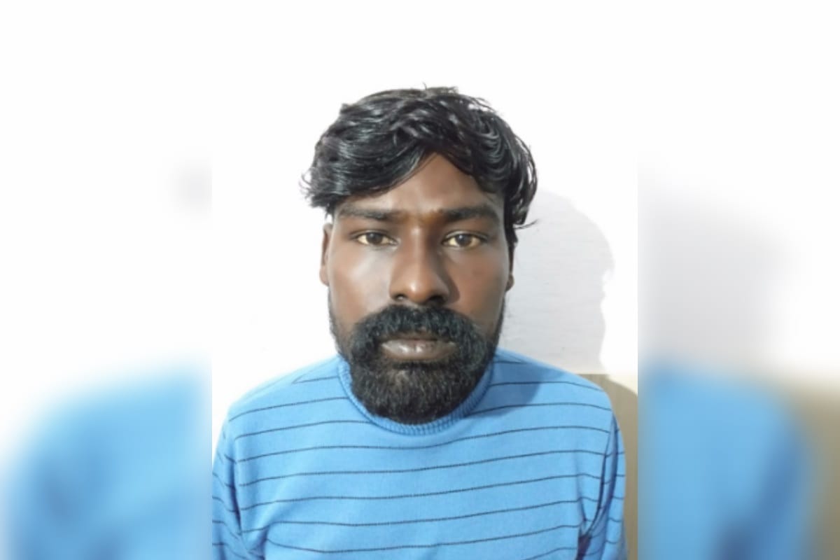 Police has accused arrested with charas in kankhar khera at Meerut