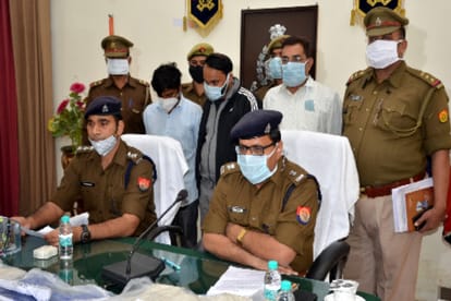 गिरफ्तार आरोपियों के साथ पुलिस