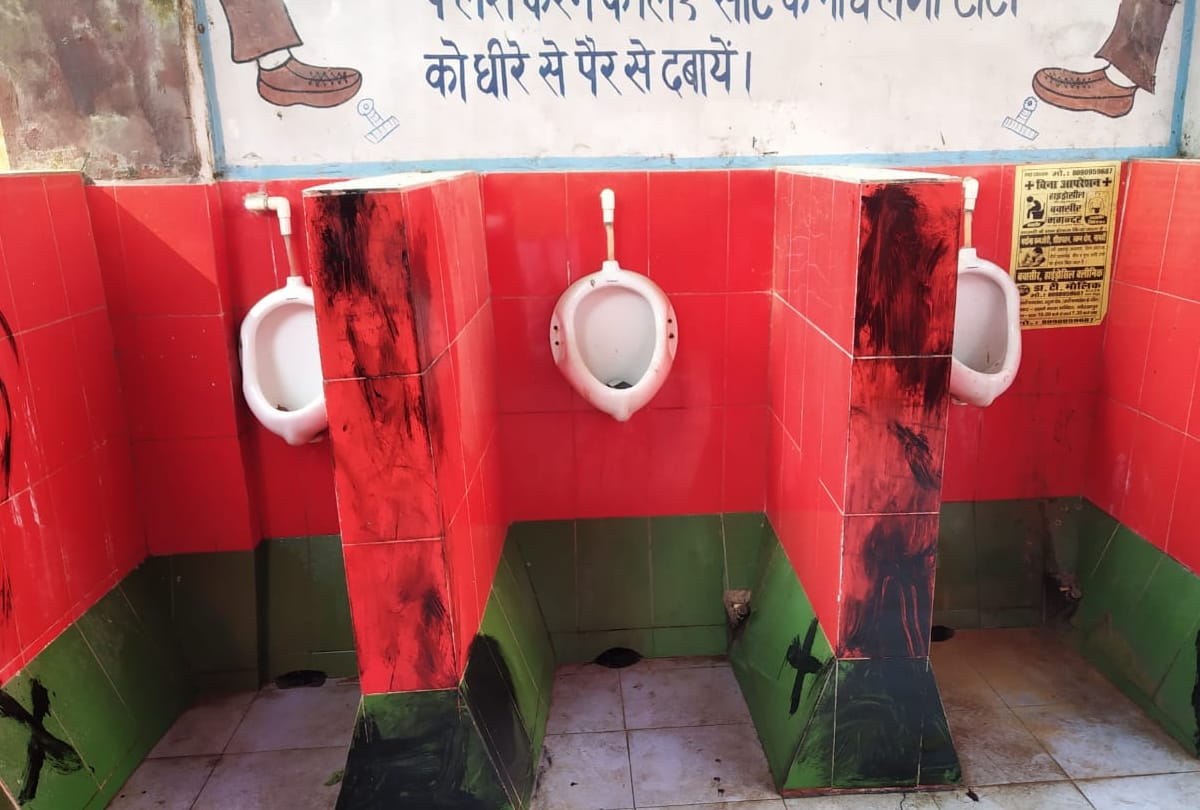 SP party objected to color of party toilets in Gorakhpur railway hospital