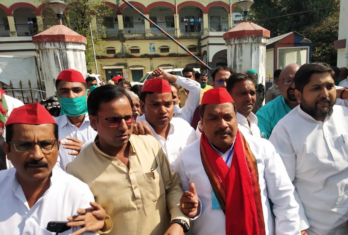 sp party leaders protest and submitted Memorandum for railway hospital toilets color