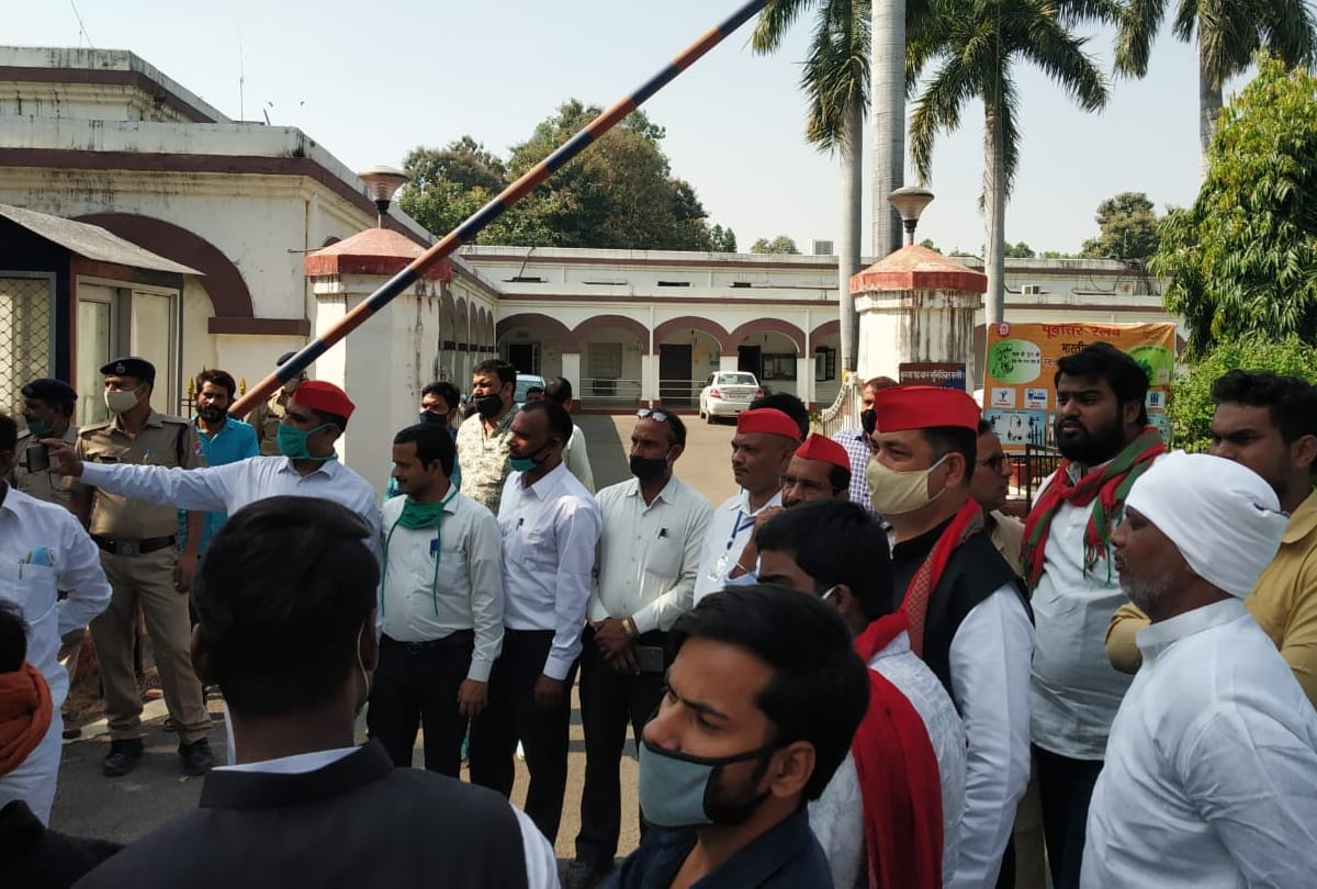 sp party leaders protest and submitted Memorandum for railway hospital toilets color