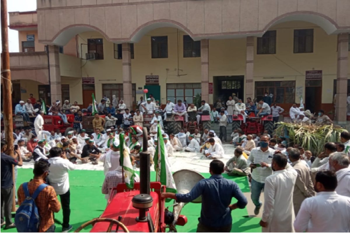 Shamli News: farmers has protest in Collectorate office