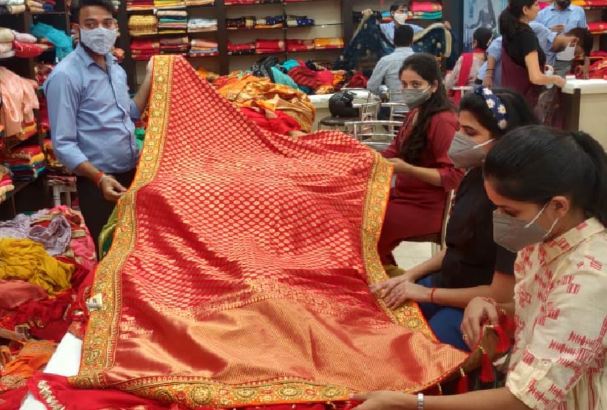 people are buying dresses for festivals and marriage in lucknow