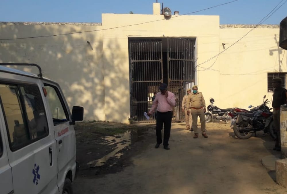 A prisoner commits suicide in Sitapur jail.