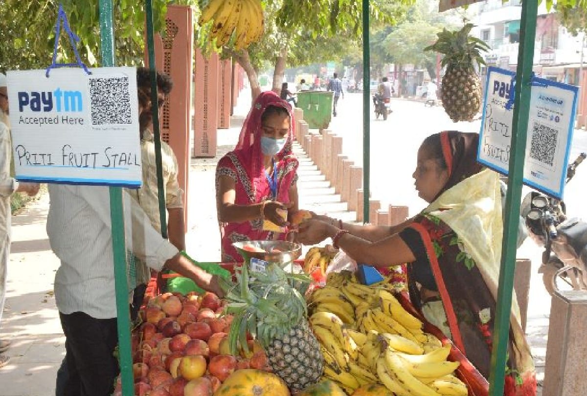 PM Narendra Modi Virtual Interacted With Street Vendor Preeti In Agra