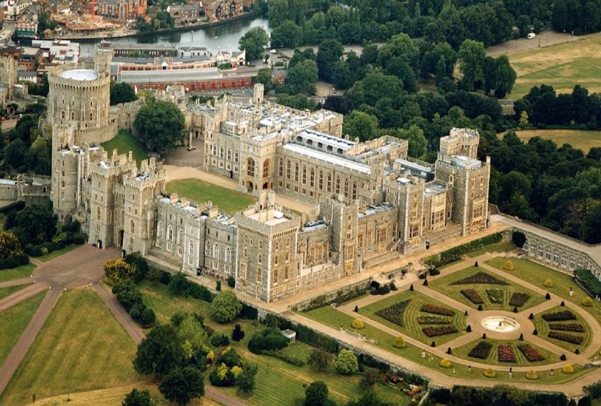 British Royal Family are Offering above 18 Lakh rupees as Starting Salary for Housekeeping Job at Windsor Castle