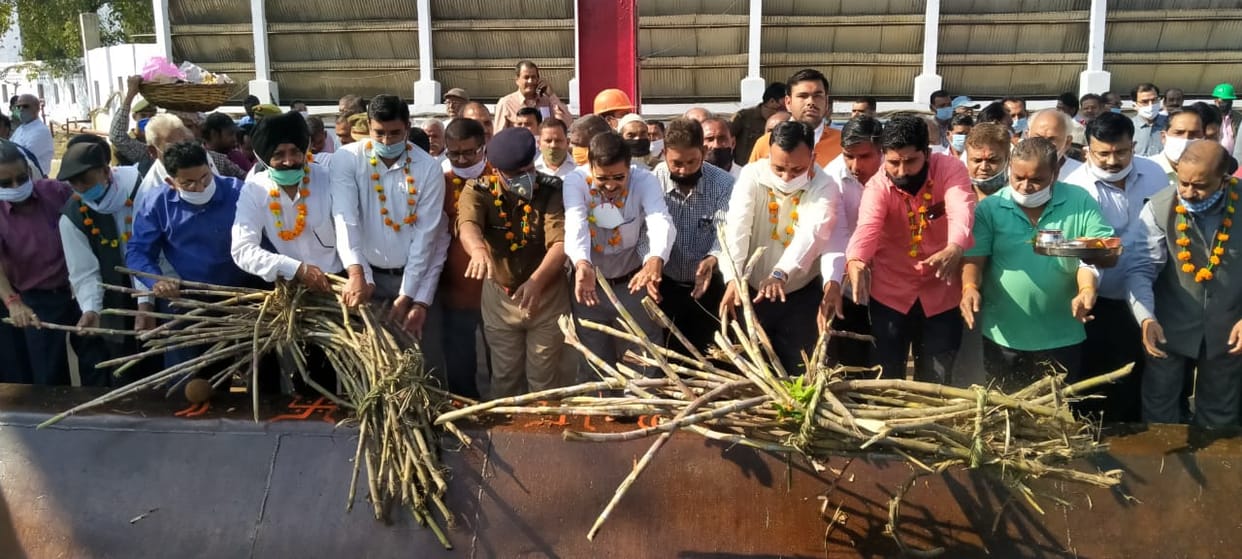 Sugarcane crushing session of Dhampur sugar mill starts with worship