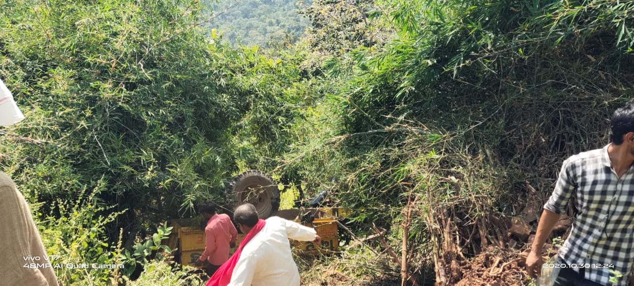 A tractor full of devotees returning after visiting the temple in Sonbhadra overturned