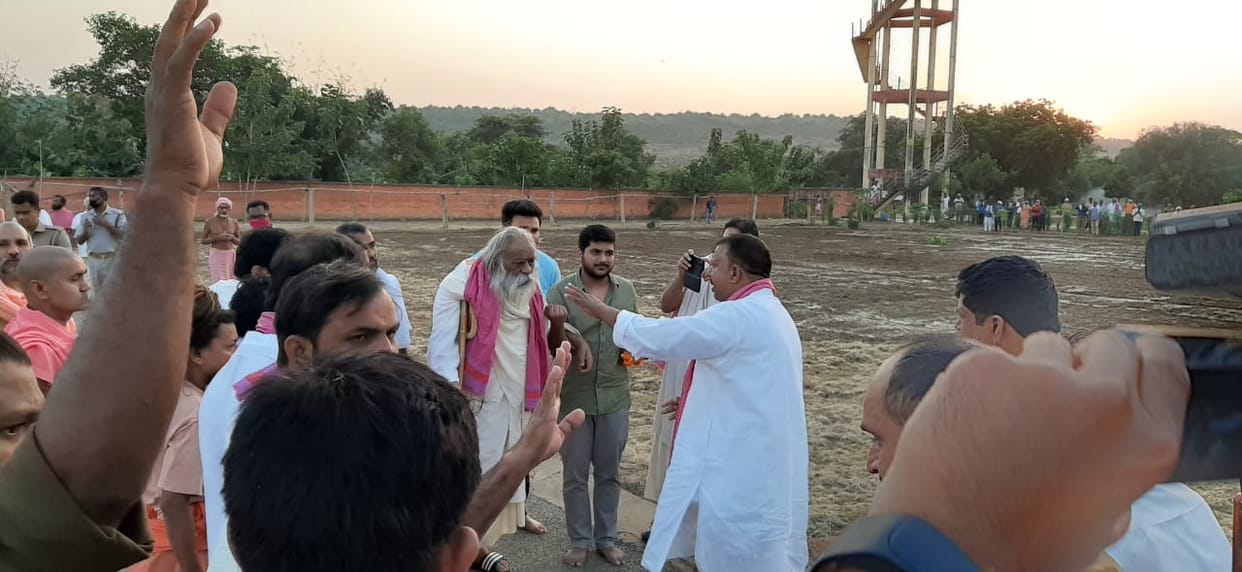 Swami Adgadanand Maharaj arrived at Sakteshgarh Ashram after 48 days, devotees welcomed with dhol-nagade