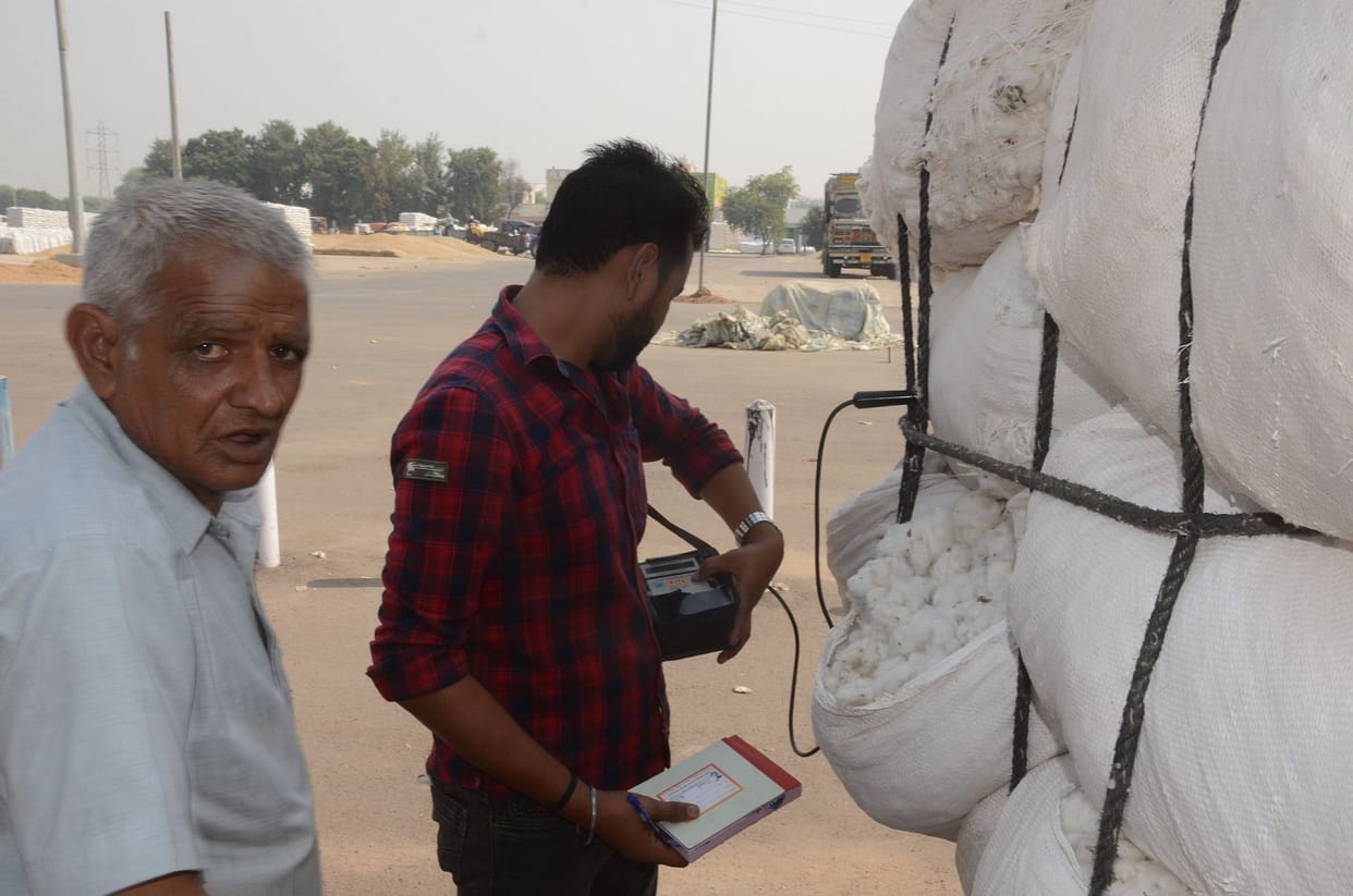 Allegations of disturbing 47 lakhs in cotton purchase