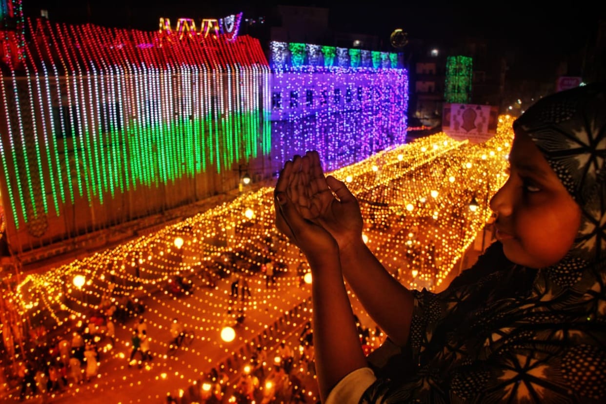 Varanasi: Nabi-Nabi everywhere, swing in the happiness of Amad-e-Mustafa, pray for progress and peace