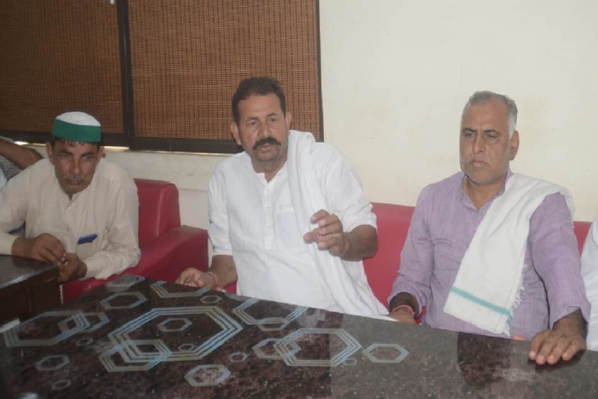 Boys are boycotting half-pants in many districts of western UP after naresh tikait statement