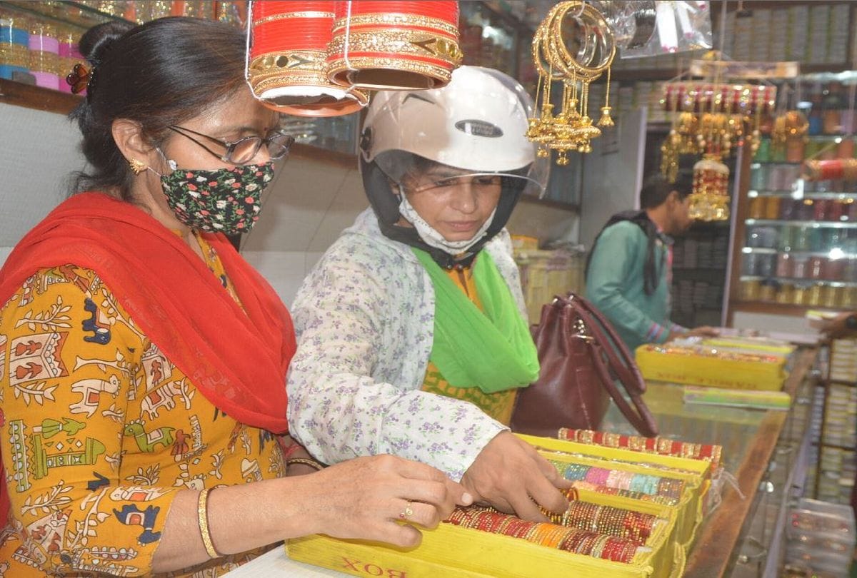 Karwa Chauth 2020 in Agra News: Agra expected to have turnover of five crore rupees bangles Business on Karwachauth