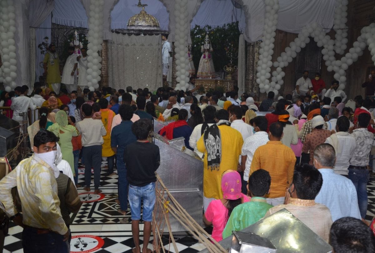 Security guard slaps girl in Banke bihari temple vrindavan