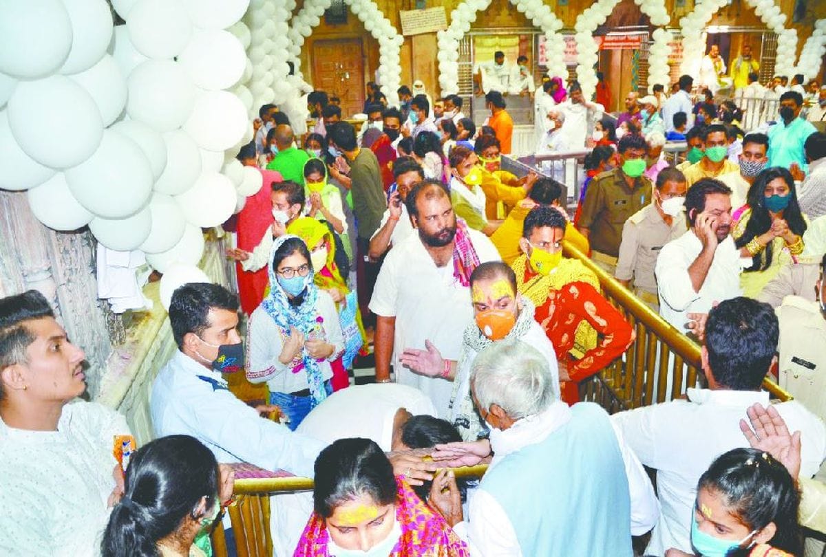 Sharad Purnima 2020 in Banke Bihari Temple Vrindavan News: Covid-19 Guide Line Break In Banke Bihari Temple