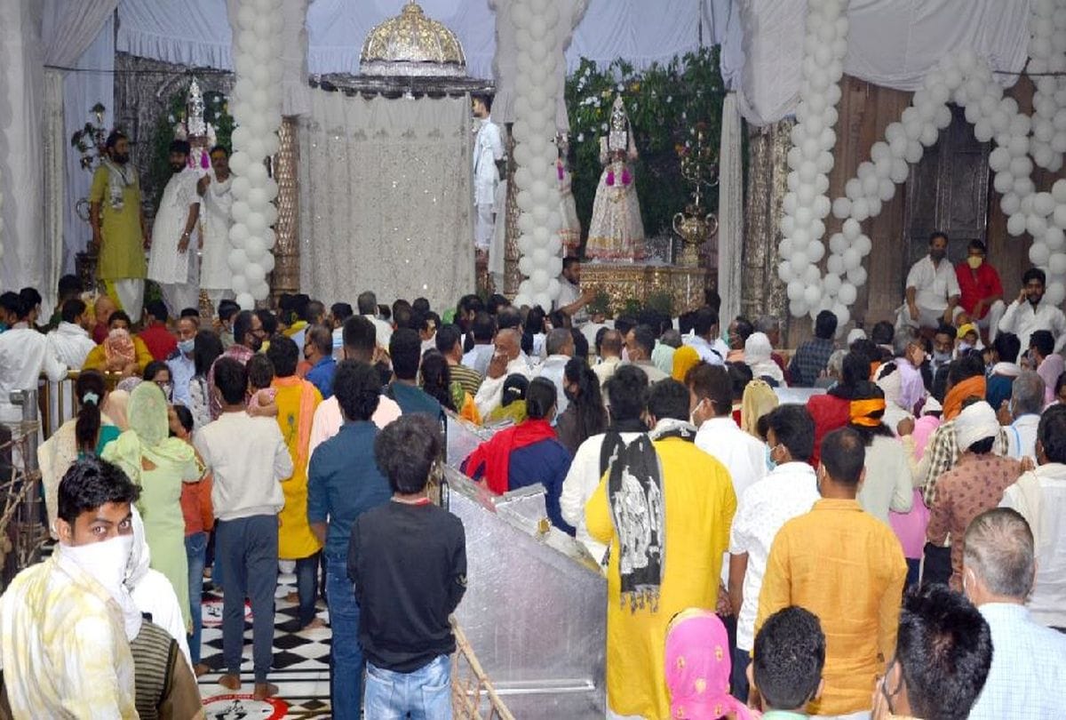 Sharad Purnima 2020 in Banke Bihari Temple Vrindavan News: Covid-19 Guide Line Break In Banke Bihari Temple