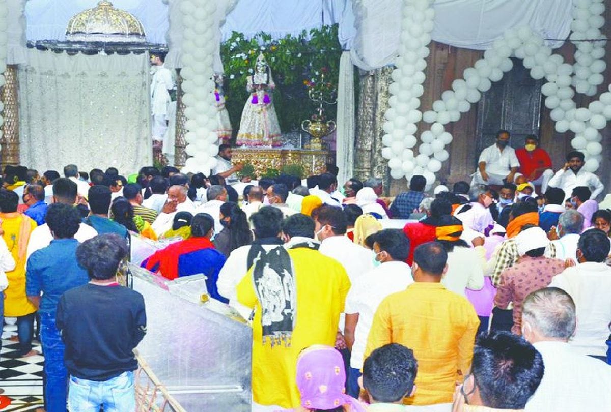 Sharad Purnima 2020 in Banke Bihari Temple Vrindavan News: Covid-19 Guide Line Break In Banke Bihari Temple