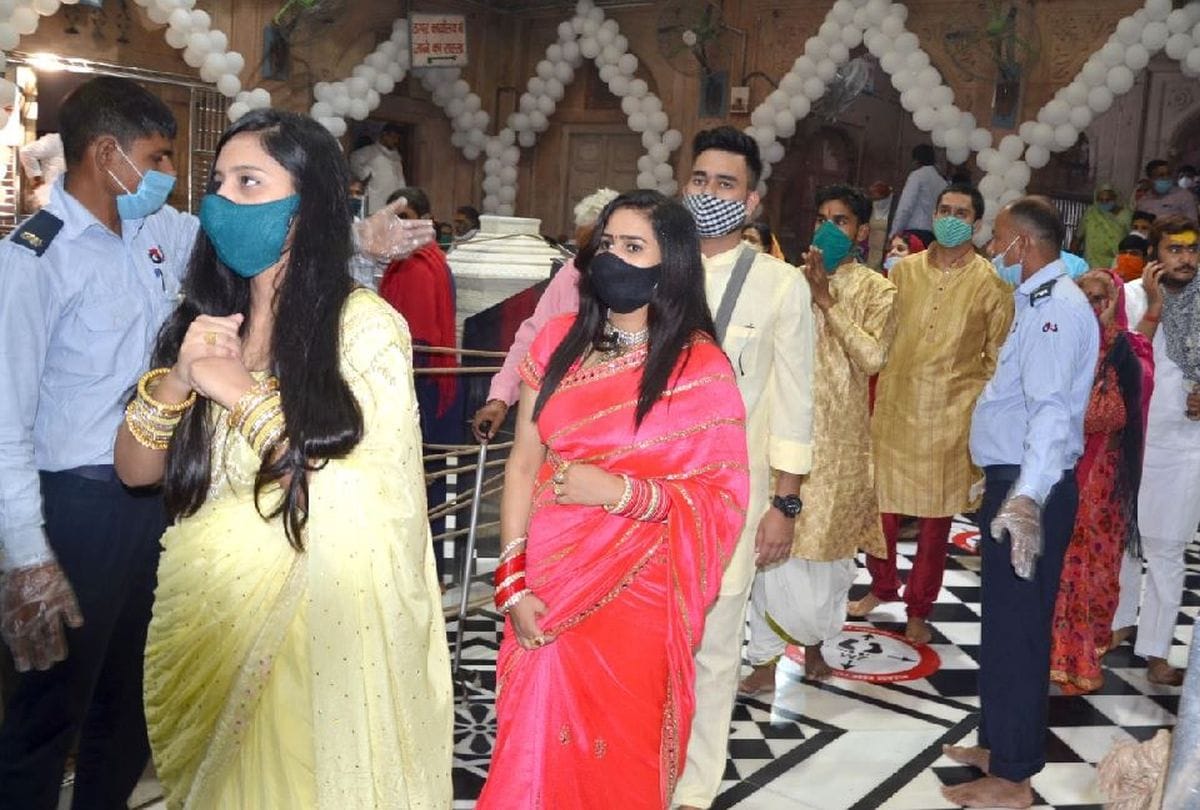 Sharad Purnima 2020 in Banke Bihari Temple Vrindavan News: Covid-19 Guide Line Break In Banke Bihari Temple