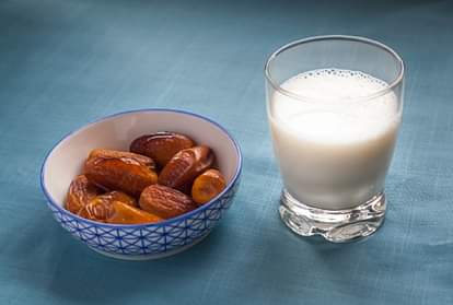 Health benefits of dry dates and milk in hindi