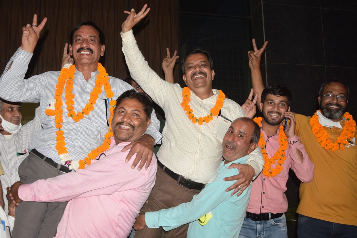 MDU Non-Teachers Association head crowned on Randhir Kataria's head