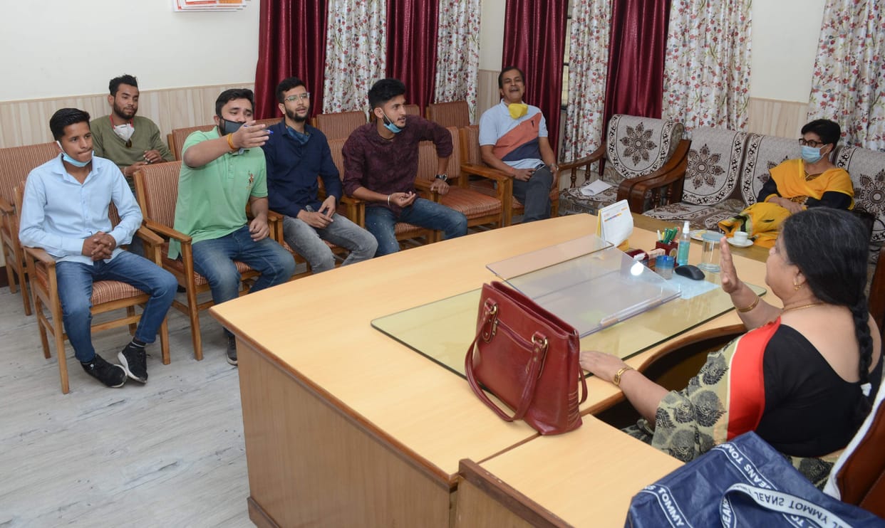 Students union officials surrounded the principal, call back one crore from the government