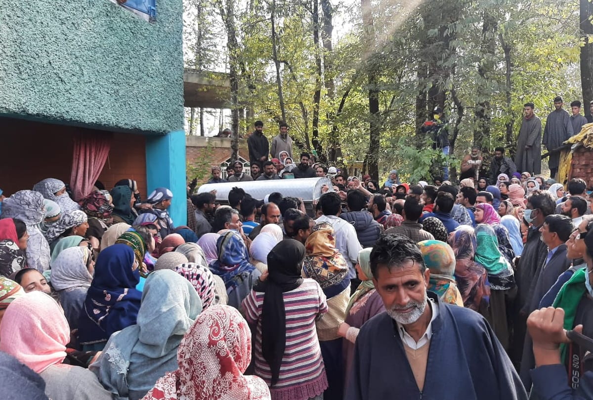 kulgam bjp leaders killed fida hussain mother lost her senses friend fainted in last rites