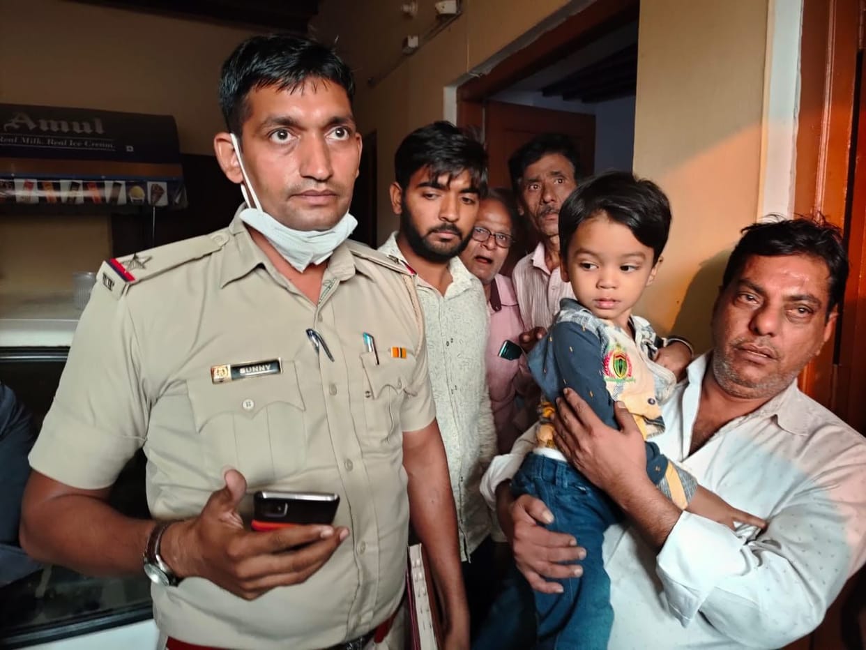 Villagers on the road after the kidnapping of the child from Kahnore town of Kalanaur, highway jammed