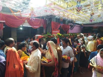 दर्शन के लिए लगी श्रद्धालुओं की कतार।