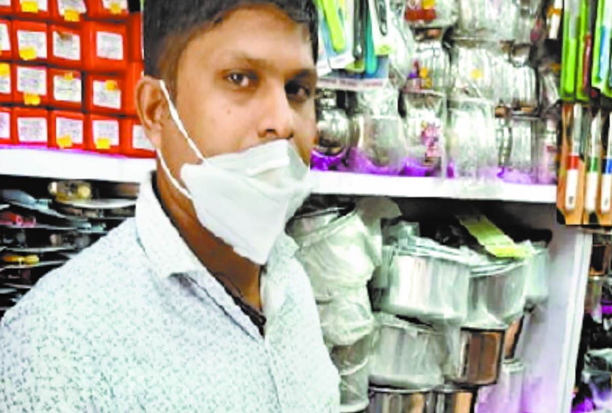 ladies are buying karwa for karwa chauth in lucknow