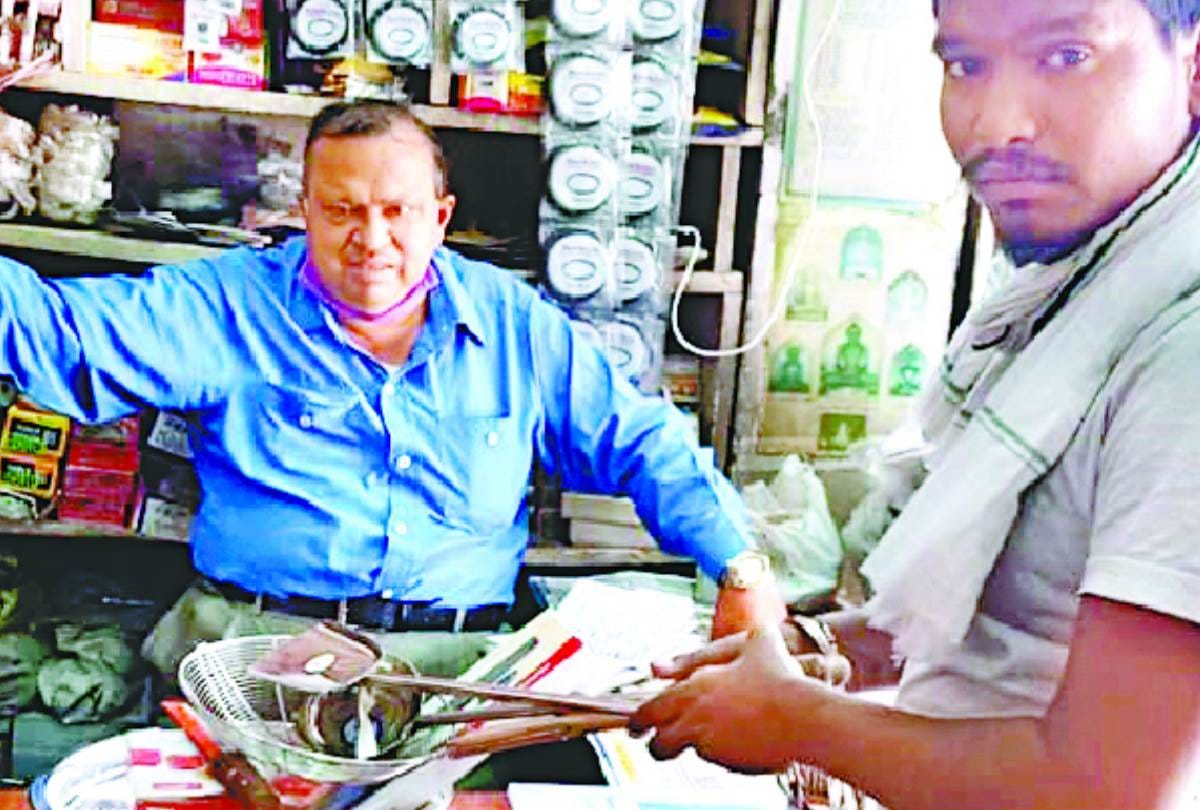 ladies are buying karwa for karwa chauth in lucknow