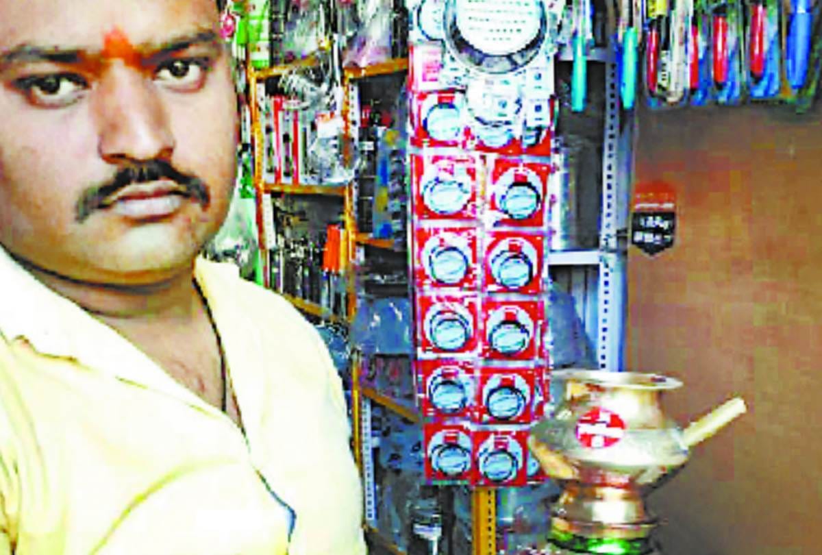 ladies are buying karwa for karwa chauth in lucknow