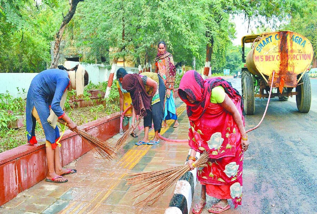 Washing of roads before Union Urban Development Secretary visits to agra