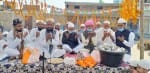 ईद मिलाददुनबी पर मिलाद में दुआ मांगते लोग। संवाद