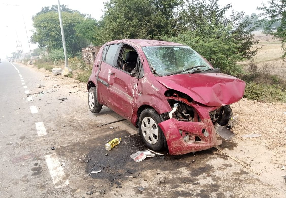 A car collided with a pillar, four injured