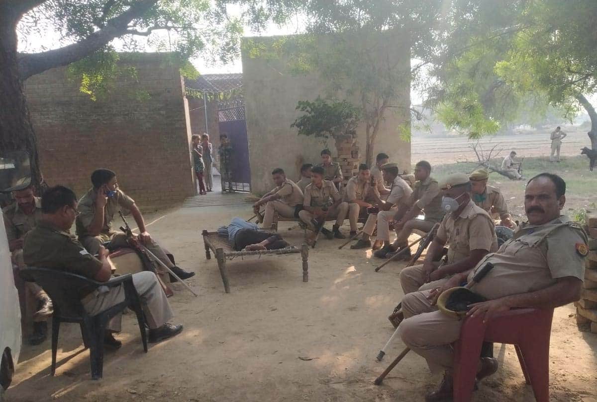 मृतक के घर के बाहर तैनात पीएसी व पुलिस बल